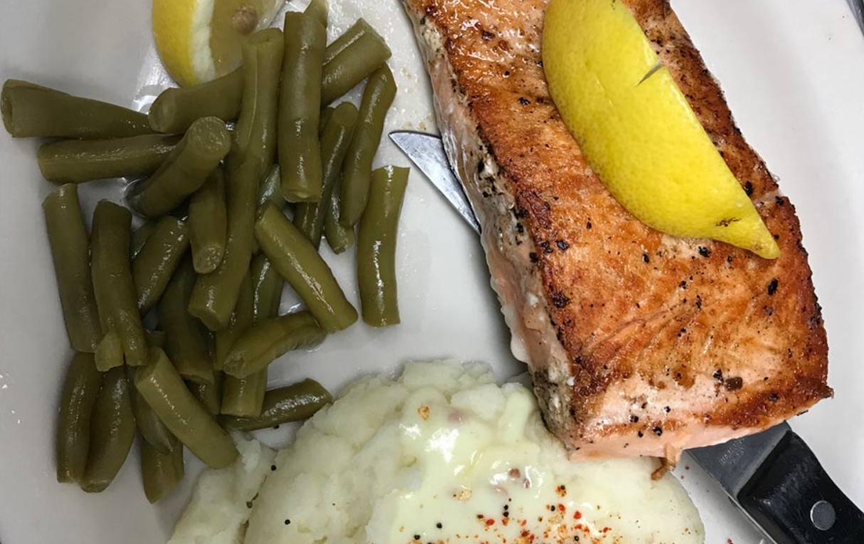 Salmon dinner with green beans and mashed potatoes